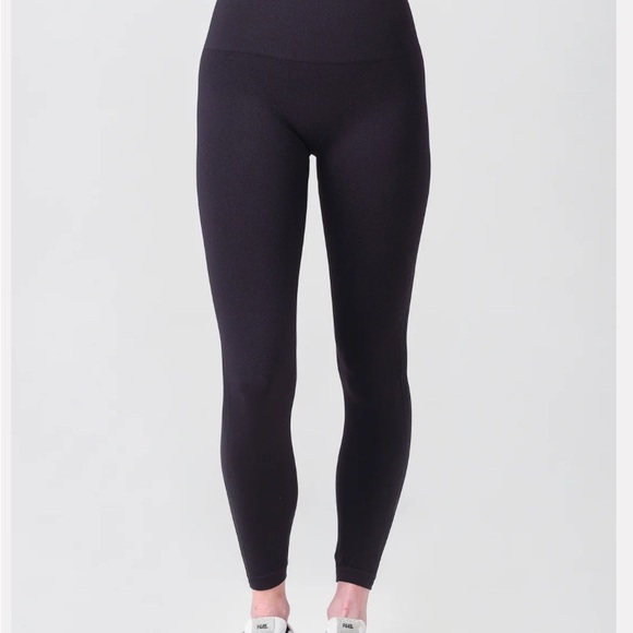 SPANX BRAND WOMEN'S BLACK LOOK AT ME NOW STYLE SEAMLESS LEGGING SIZE LARGE - Picture 1 of 4
